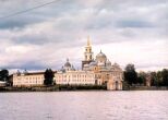 Крестный ход совершали на лодках. На причале встречал митрополит.