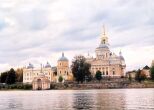 Нилово-Столобенская пустынь. Храм и причал.
