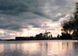 Вид на хоздвор монастыря. Там же - приют для странников.